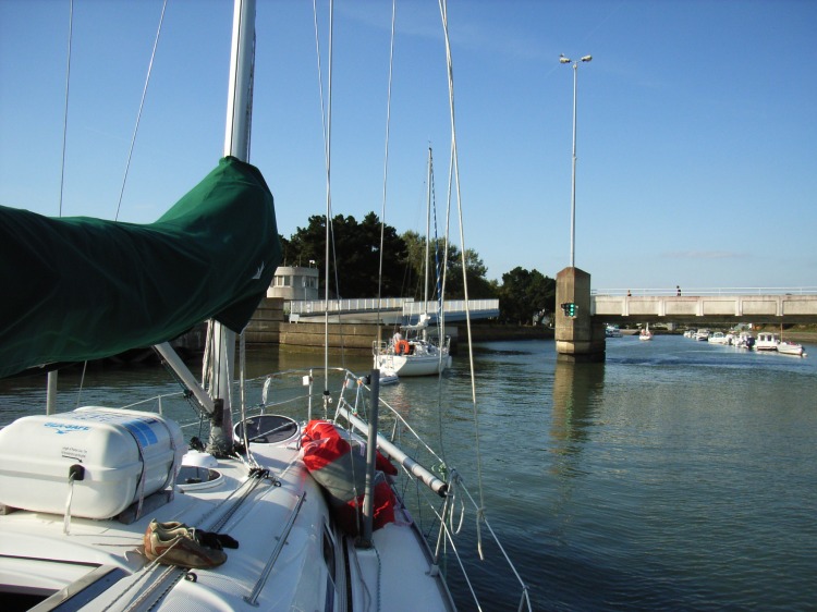 Passage du pont � l'entr�e du canal de Vannes